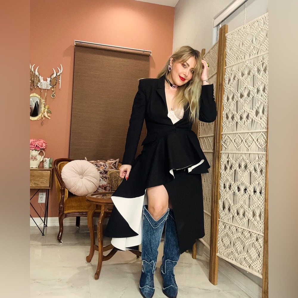 Zara skirt, blazer Martha Debayle, Zara heels denim boots, jewelry Swarovski